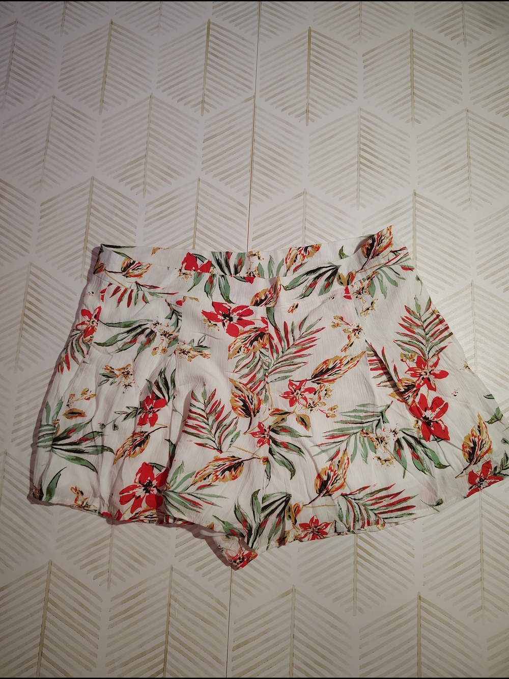 Hummingbird Floral Ruffle Hem Women's Shorts -nwt White with Red &‎ Green Medium